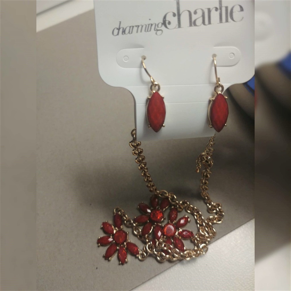 Statement red necklace with earrings - Picture 5 of 7